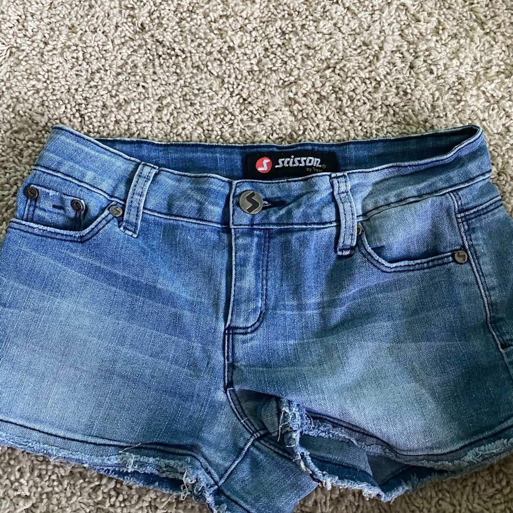 cute scissor jean shorts!